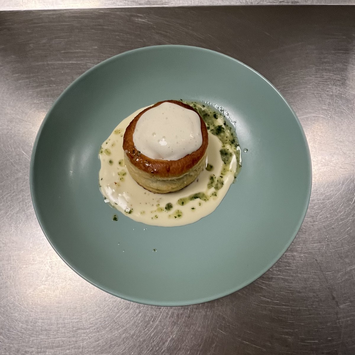 Feuilleté d'escargots persillés, crème d'Époisses