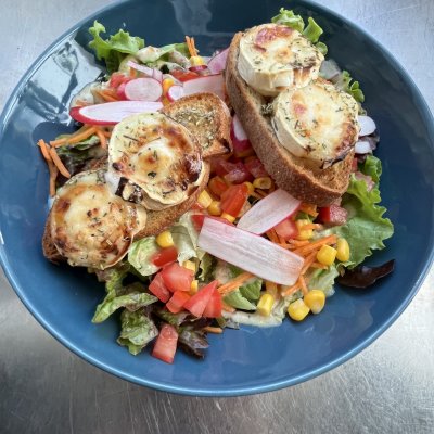 Petite salade de chèvre chaud